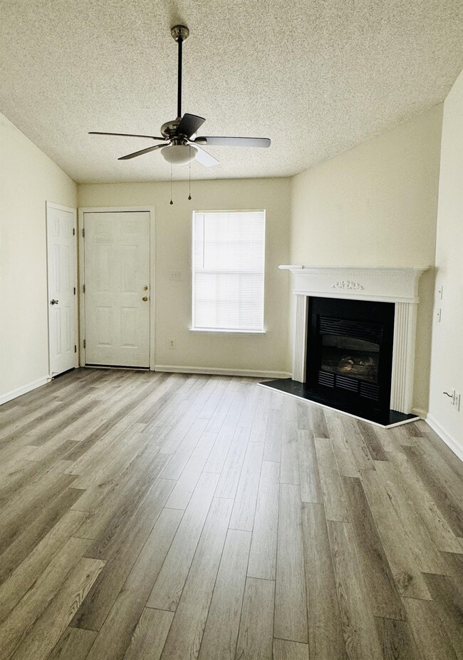 Building Photo - 2607 Bluff View Dr