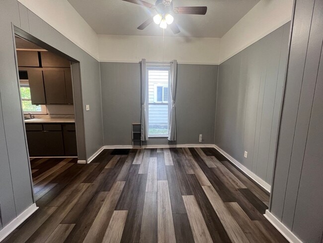 Building Photo - Three Bedroom Single Family Located Near D...