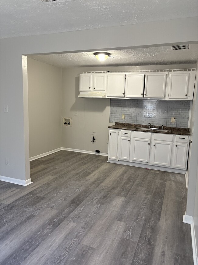 Building Photo - 3879 Southmont Dr