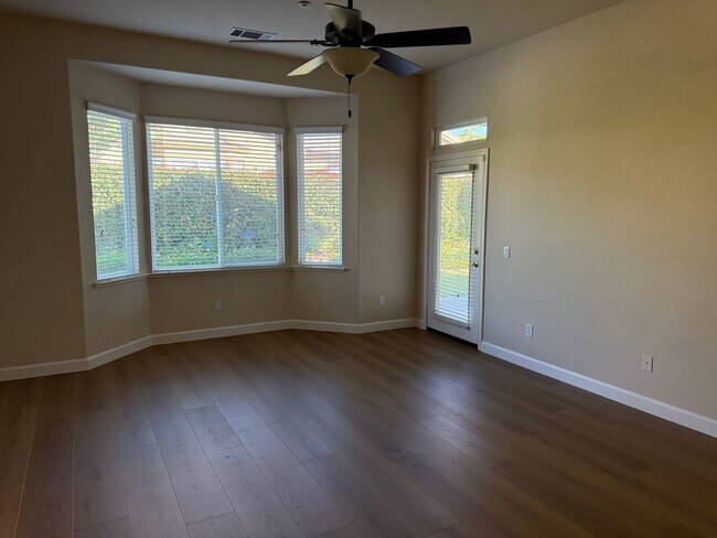 Building Photo - 1587 Regent Dr