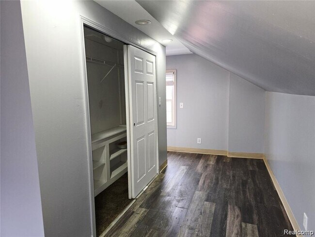 Building Photo - WELL MAINTAINED 3 BEDROOM 1.5 BATH BRICK BUNGALOW LOCATED IN ESTABLISHED WEST DEARBORN NEIGHBORHOOD