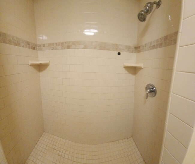 Building Photo - 7 Bedroom 3 bath home close to POLY!!!!