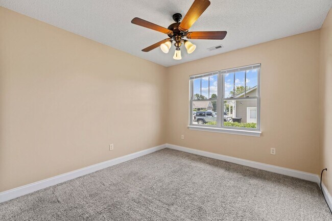 Building Photo - Delightful 3-Bedroom, 2-Bathroom with Fenc...