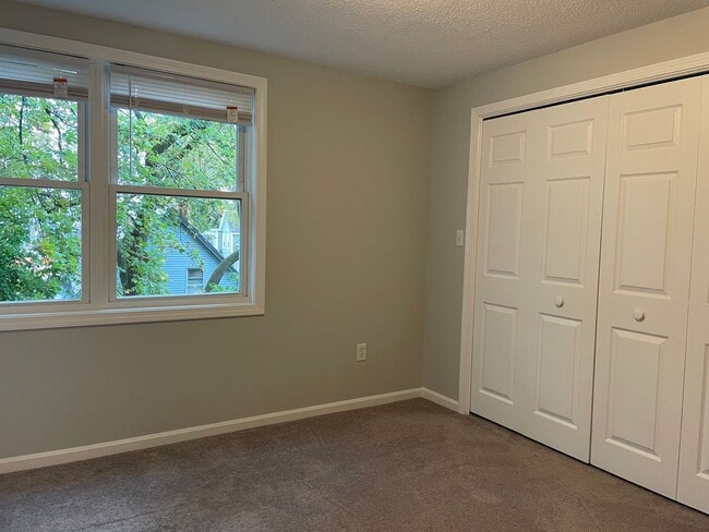 Building Photo - Well Maintained 2 Bedroom Condo w/Garage, ...
