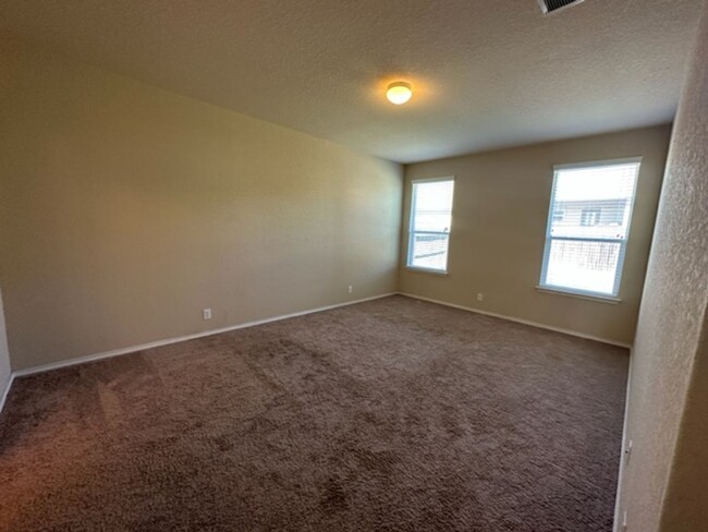 Building Photo - Super Nice Move In Ready 4 Bedroom One Sto...