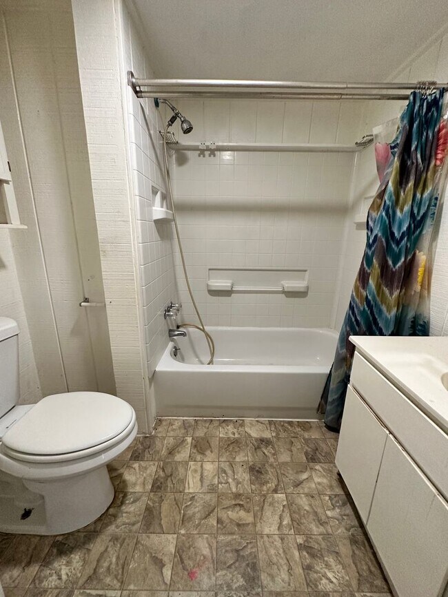 Building Photo - Charming 3 Bedroom House with Fenced Backyard | Conveniently Located near 820 and W. Camp Bowie