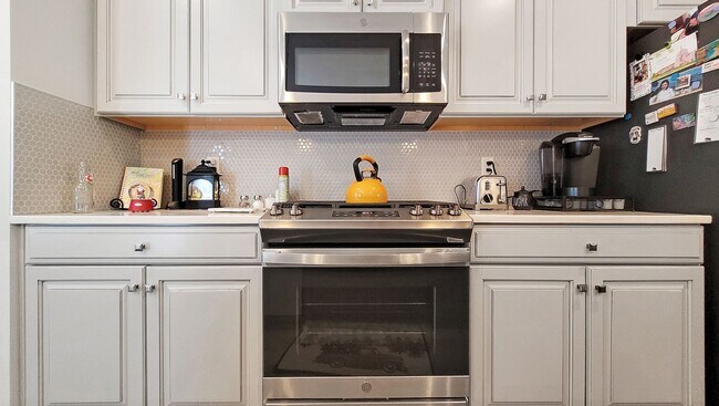 Building Photo - Exceptional Luxury Townhouse with 2 Car Ga...