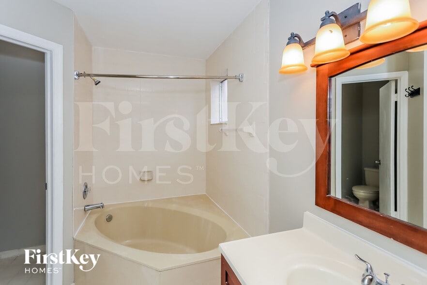 Building Photo - 1934 SW 123rd Ave