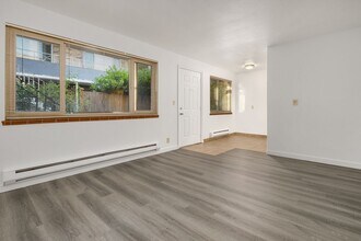 Building Photo - *2 Weeks of Free Rent Promotion!* BEAUTIFU...