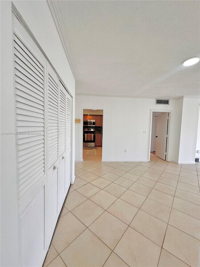 Building Photo - 300 Bayview Dr
