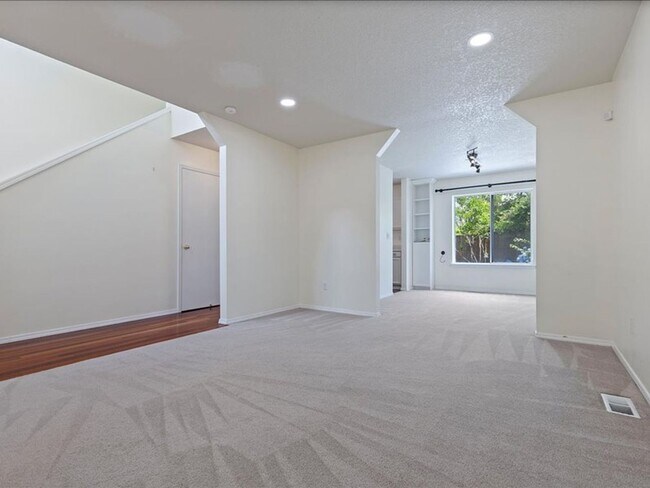 Building Photo - FOR RENT: MRS. CLEAN LIVED HERE! LOVELY HILLSBORO HOME AVAILABLE NOW! 4 BED, 2.5 BATH, 2 CAR GAR,...