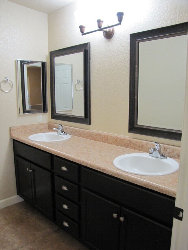 Building Photo - 5BR/2.5BA/3CG, 2808 sq.ft. home in Reflections at Valiente subdivision, Sierra Vista, AZ