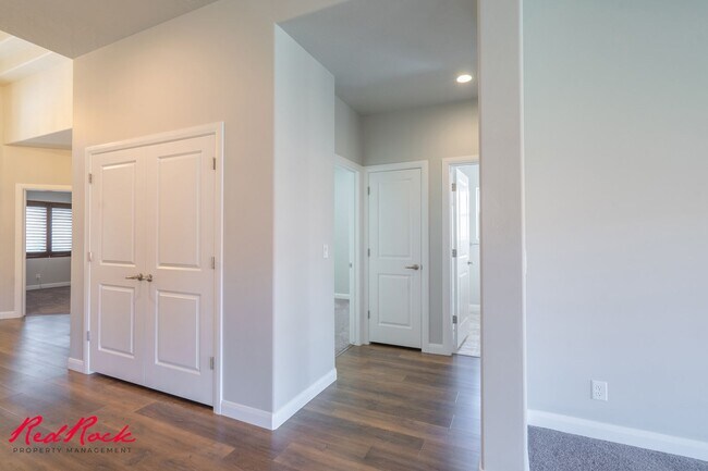 Building Photo - Stunning 4 Bedroom Home with Gorgeous Back...
