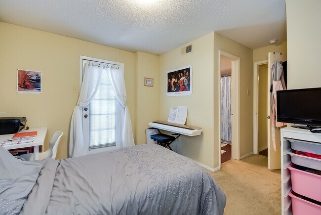 Building Photo - EL308