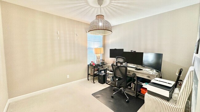 Building Photo - Beautiful "Model" Show Townhome in the Gat...