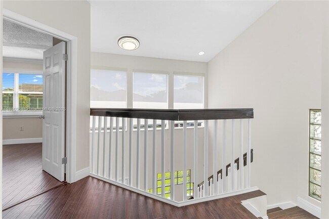 Building Photo - 20003 NE 6th Ct Cir