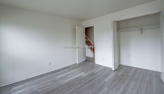 Building Photo - 924 W 60th Pl