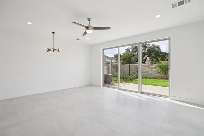 Building Photo - 302 Tesla Cir