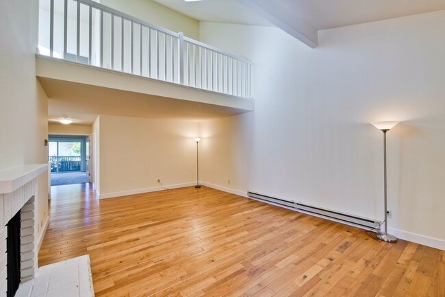 Building Photo - 3 Bed 3 Bath 2 Story Loft Style Condo in M...