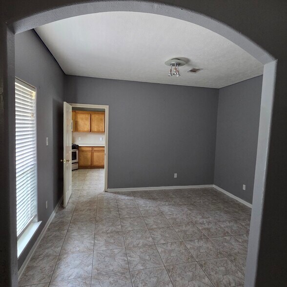 Building Photo - 9907 Golden Glen Dr