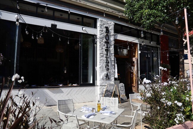 Building Photo - Remodeled modern 1 bedroom end unit, close...