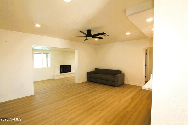 Building Photo - 443 N Sycamore