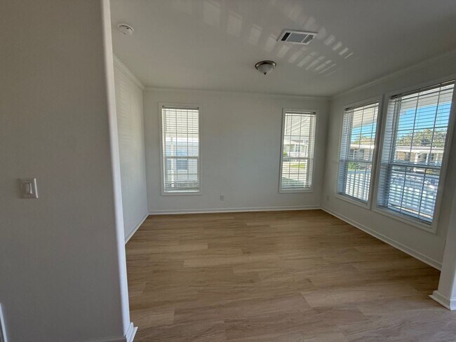 Building Photo - 4208 Queens Way