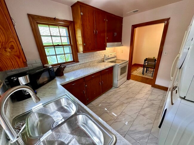 Building Photo - 47 Brentwood Dr