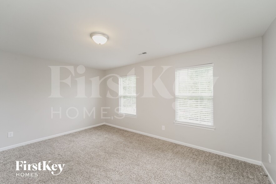 Building Photo - 5525 Rogers Rd