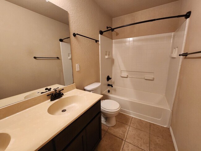 Building Photo - 3/2.5/2 Duplex / Minutes from Downtown NB & Creekside Shopping & Restaurants / Fenced in Yard /CISD