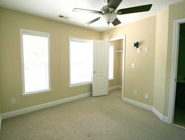 Building Photo - 2 BED/2.5 BATH Townhome in Magnificent Wesley Heights West End District