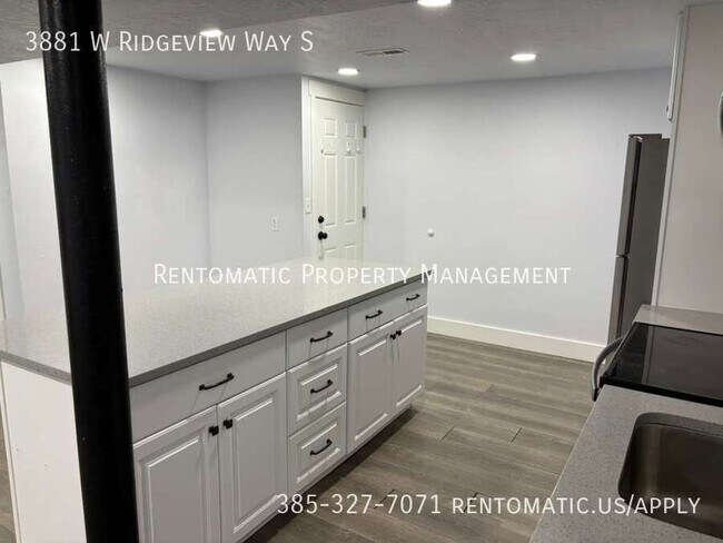 Building Photo - 3881 Ridgeview Way