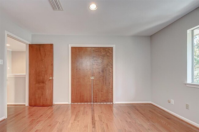 Building Photo - 201 Vanderpool Ln