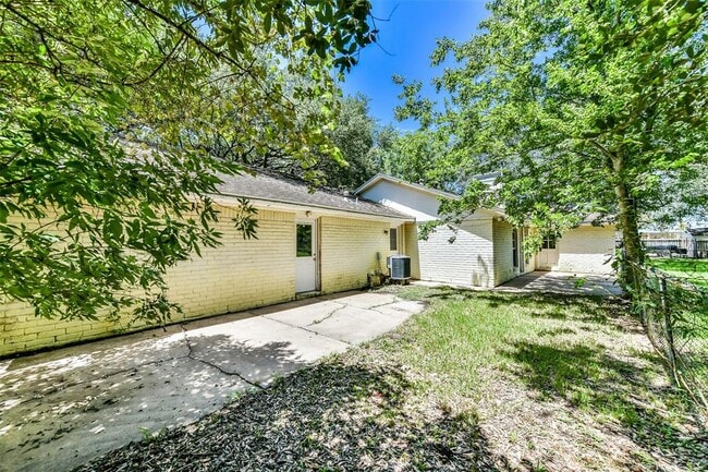 Building Photo - 3405 E Circle Dr