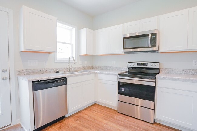 Building Photo - 2 Bed/2.5 Bath Townhome-Close to downtown ...