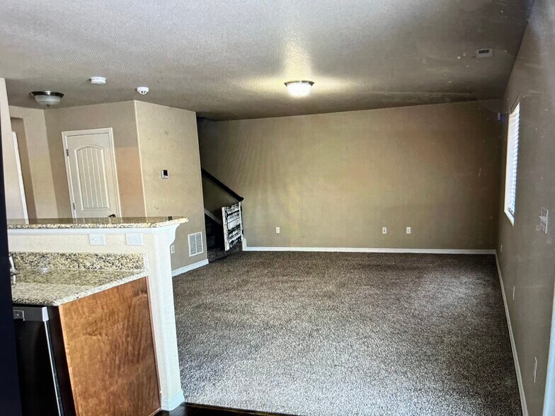 Building Photo - 7444 Primavera Ln