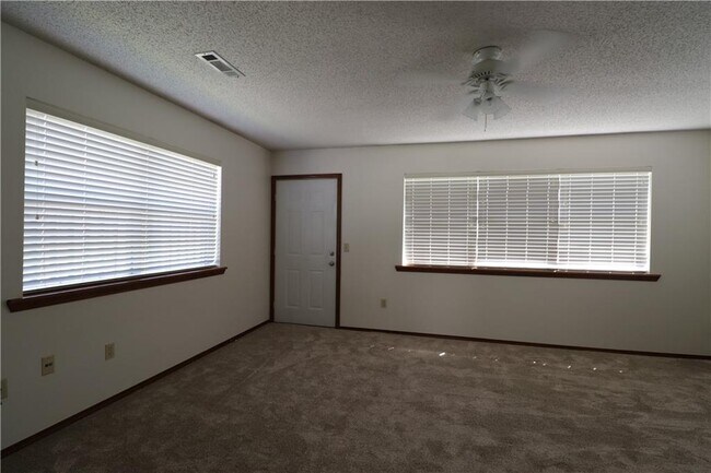 Building Photo - 2701 Dividend Dr