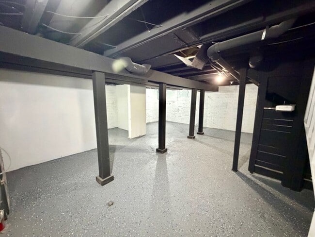 Building Photo - For Lease : 5 bedroom 1 1/2 bathroom fully renovated home in nice area. Call KPM 313-429-3244