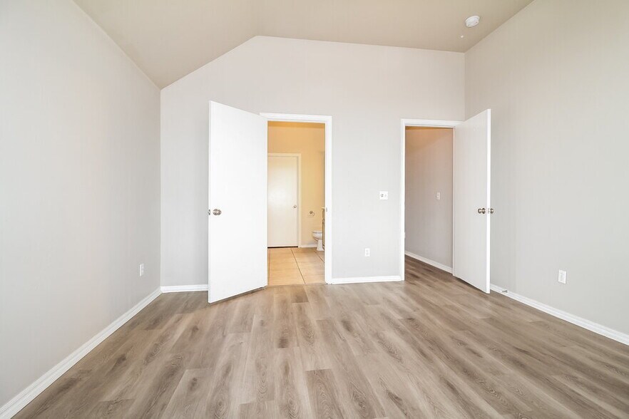 Building Photo - 2004 NE 32nd St