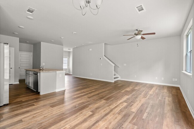 Building Photo - 4 bed / 2.5 bath in Gainesville! Retreat a...