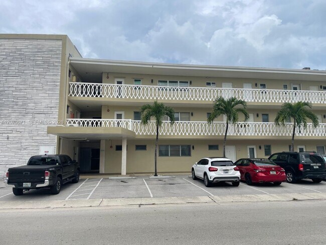 Building Photo - 450 Golden Isles Dr