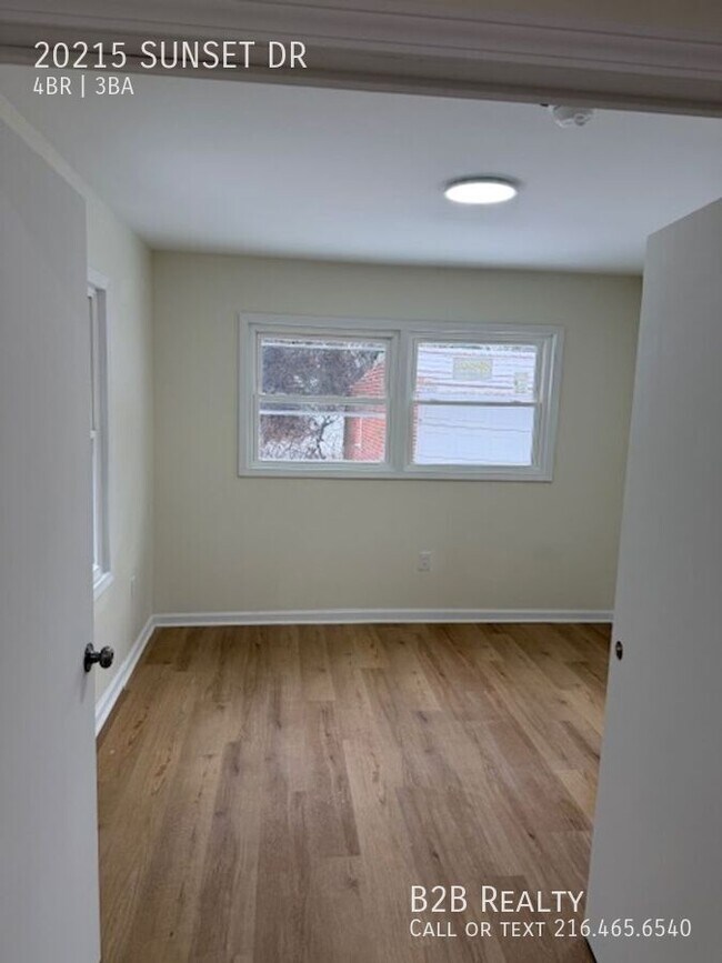 Building Photo - 20215 Sunset Dr