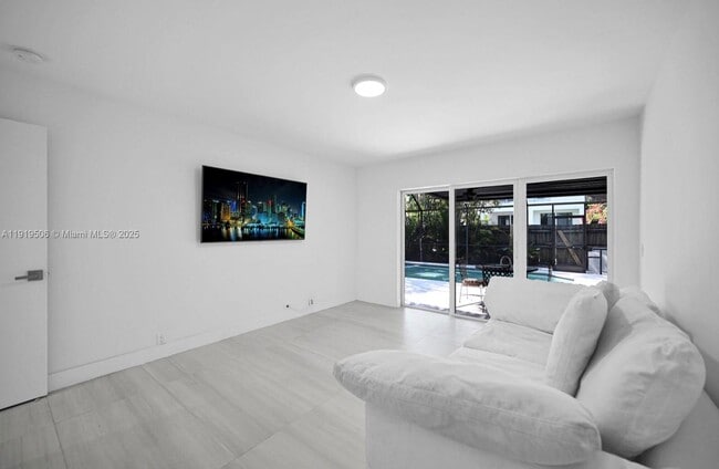 Building Photo - 1546 Van Buren St