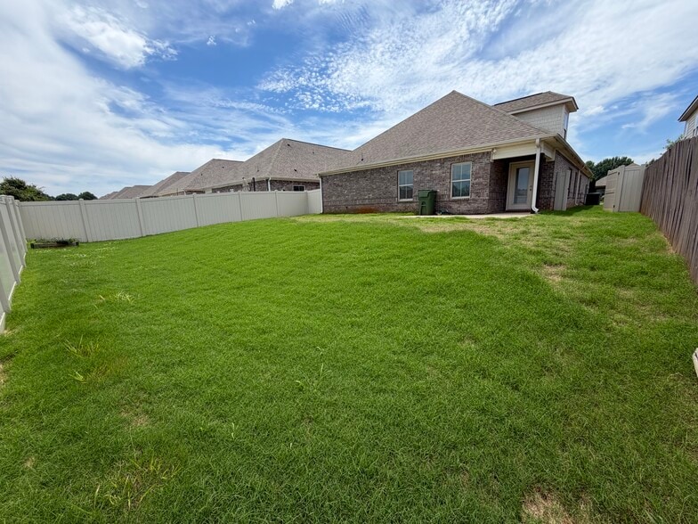 Building Photo - 15521 Ironcrest Dr NW