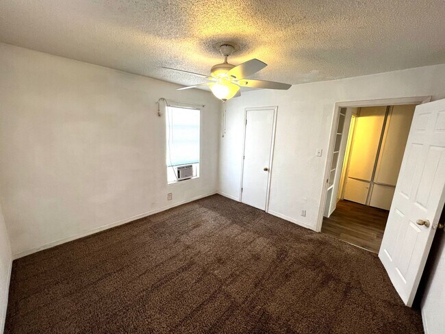 Building Photo - E 9th Duplex 1
