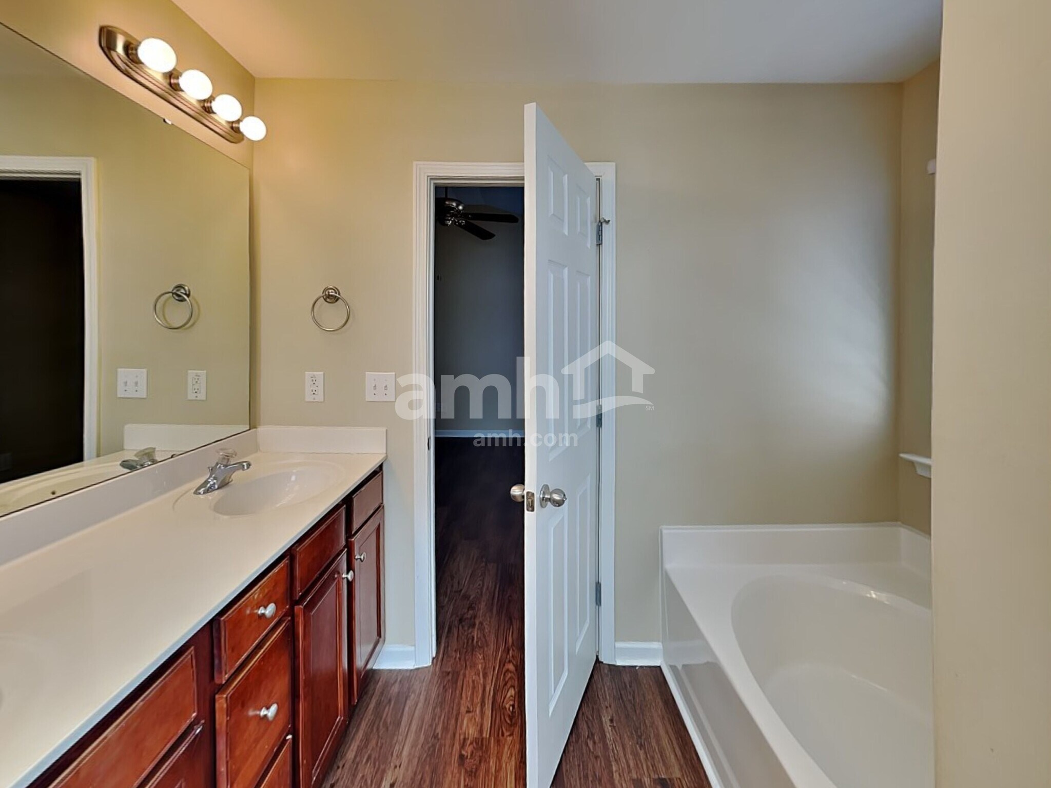 Building Photo - 15534 Crossing Gate Dr