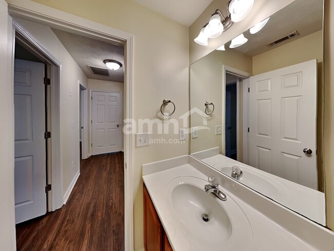 Building Photo - 913 Tamarisk Pl