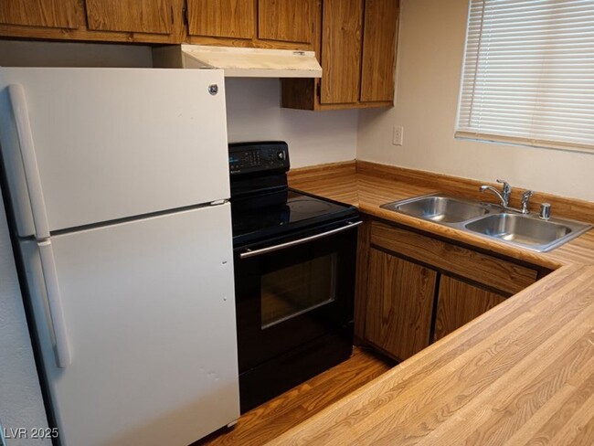 Building Photo - 6201 Bellota Dr