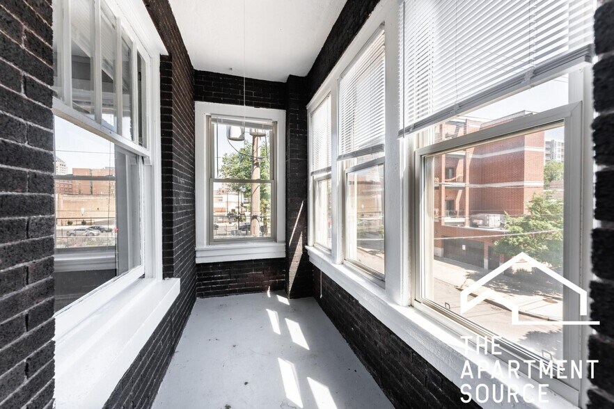 Building Photo - 1210 W Montrose Ave