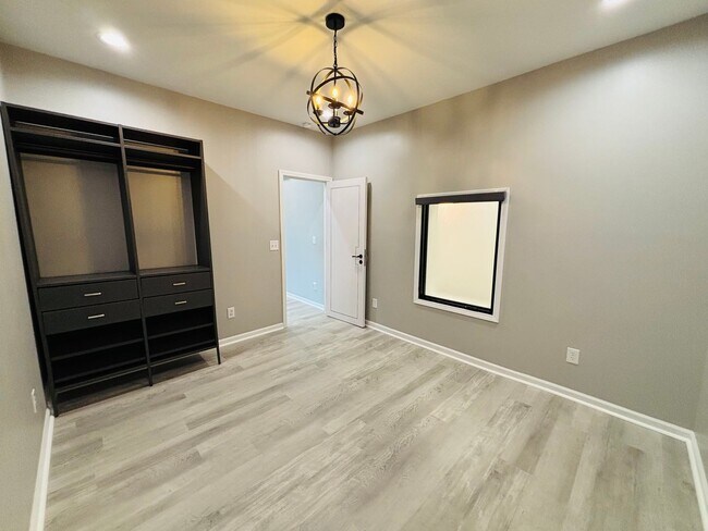 Building Photo - 1 Bedroom 1 Bath Apartment  **Newly Renovated Summer 2023**